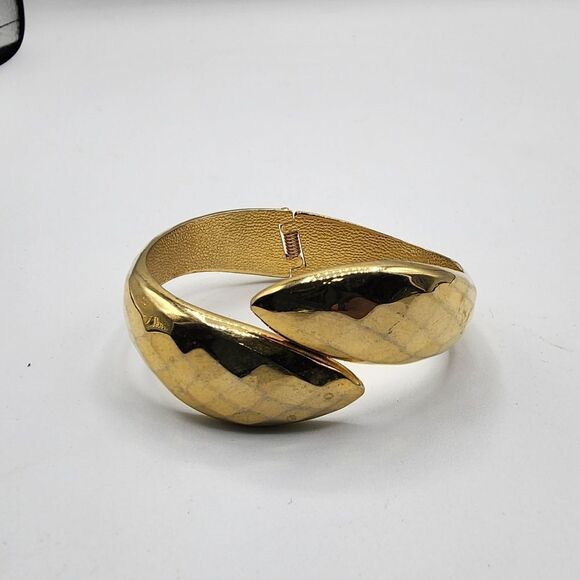 Gold tone hinged bracelet - Picture 1 of 5